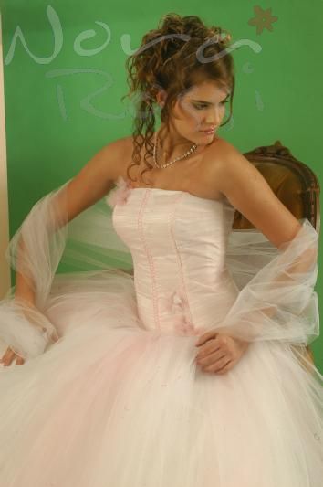 Nora Rossi | vestido con pollera de capas de tul y corset recto drapeado en  tul